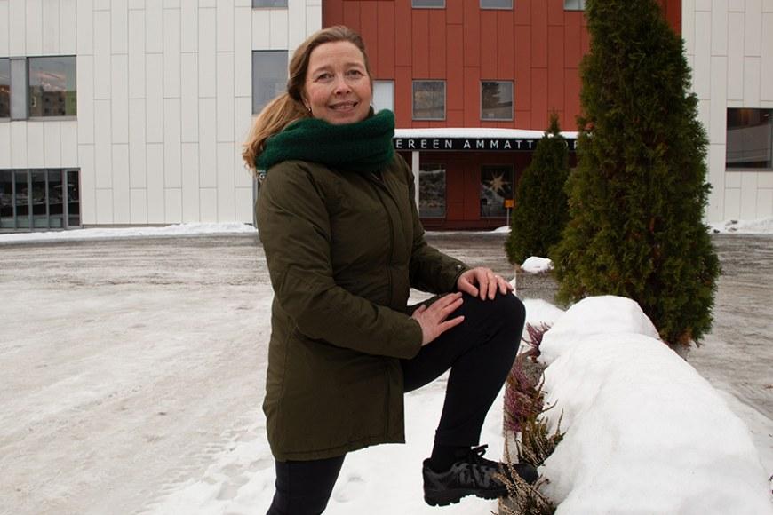 Reetta Kuntonen-Petäjäniemi TAMKin pääkampuksen lumisella pihalla.