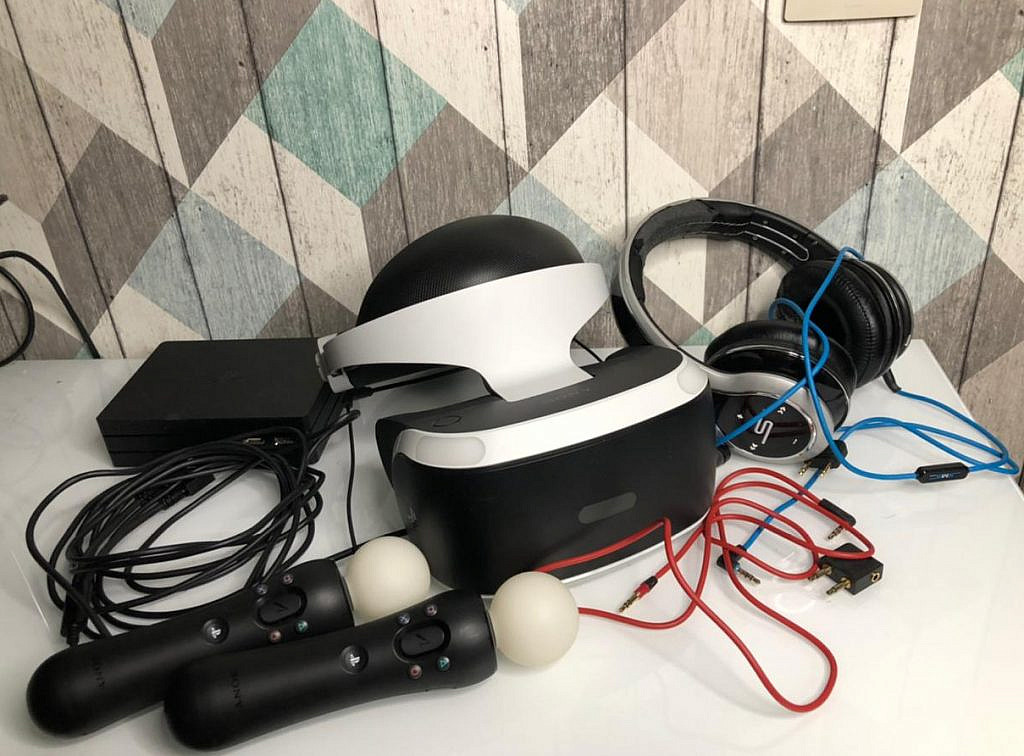 Connection block, headset double wires, and headphones conductor. All these aspects introduce a bit of inconvenience into the process of immersion deeply into the game. 