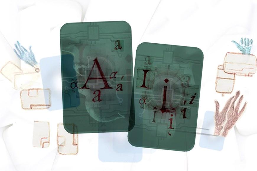 Kaksi digitaalisesti kuvitettua vihreää pelikorttia valkoisella pohjalla, kirjaimet A ja I isoilla kirjaimilla ja pienet kalligrafiat muokattujen valokuvien päällä.