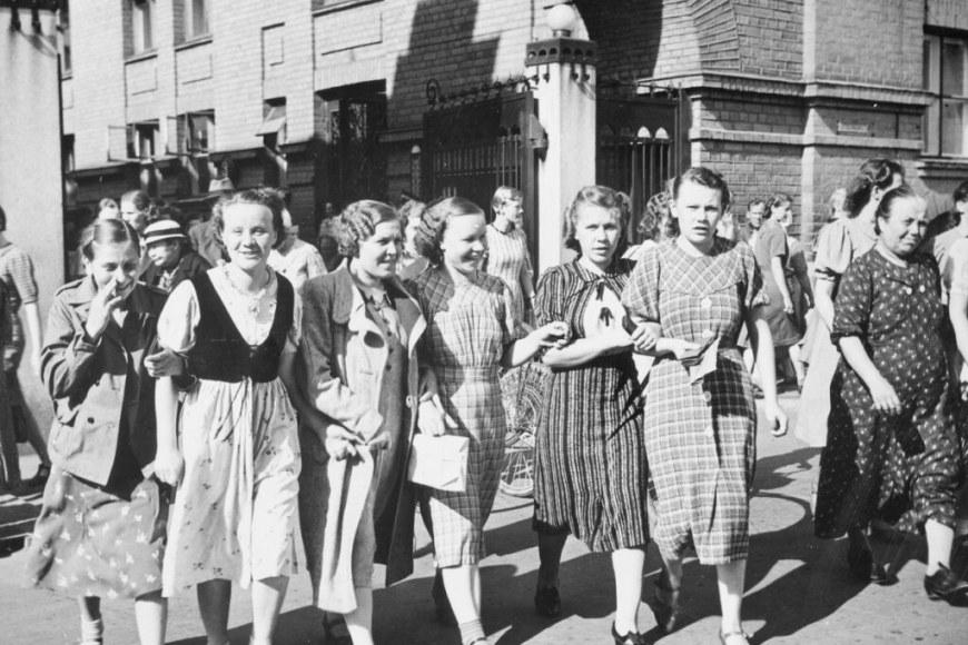 Workers of the Finlayson cotton mill returning from work in Tampere, 1930s. Pietinen, Finnish Heritage Agency. CC BY 4.0.