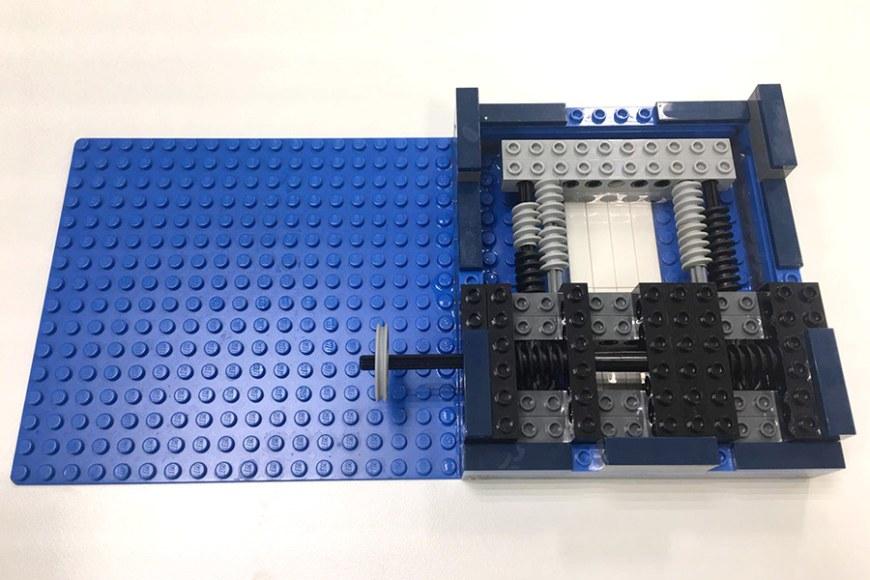 Legoista rakennettu solujen venytyslaite