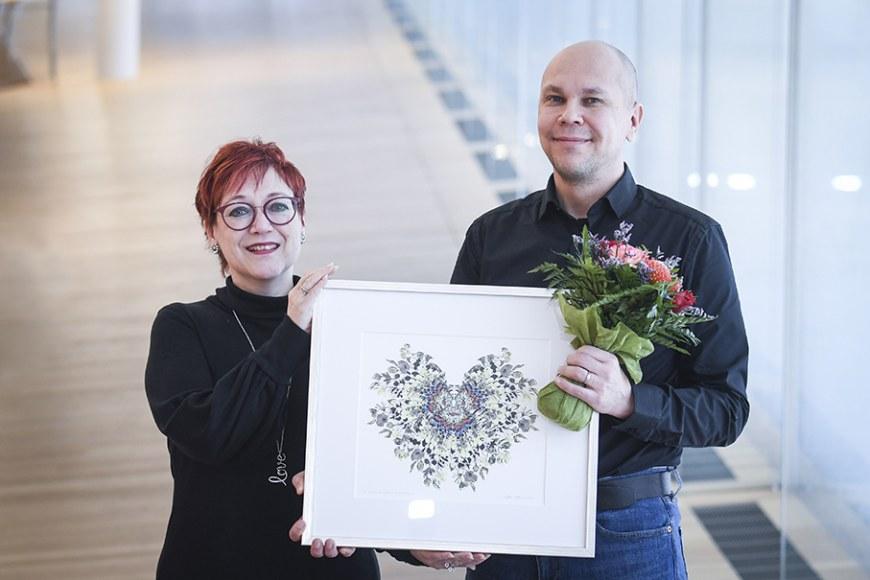 Terveystoimittajat ry:n puheenjohtaja Anna-Liisa Karhula ja professori Mika Rämet