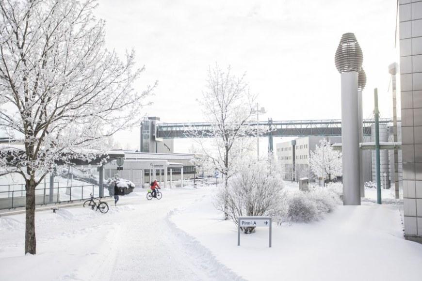 talvinen kuva keskustakampukselta Pinni-rakennusten suuntaan