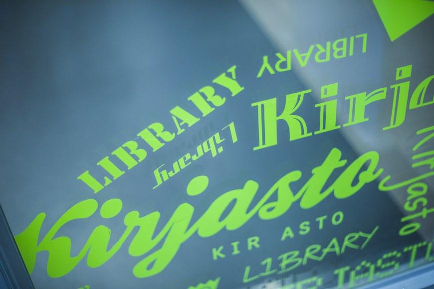 Kirjasto- ja Library-sanoja kirjoitettu erilaisilla vihreillä fonteilla.