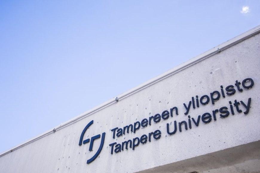 Kuva Tampereen yliopiston logosta keskustakampuksen ulkoseinällä