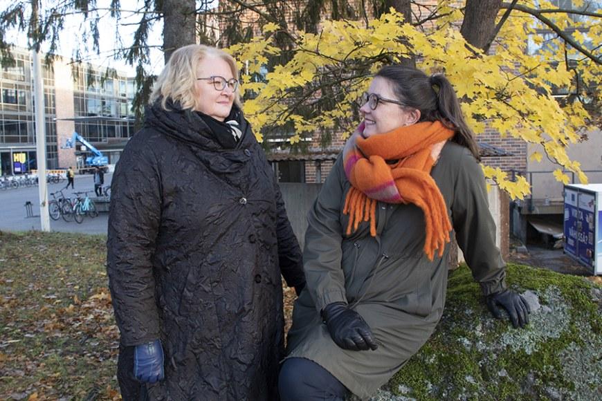 Yliopettaja Arja Halkoaho ja lehtori Mari Laaksonen TAMKin pihalla syksyllä.