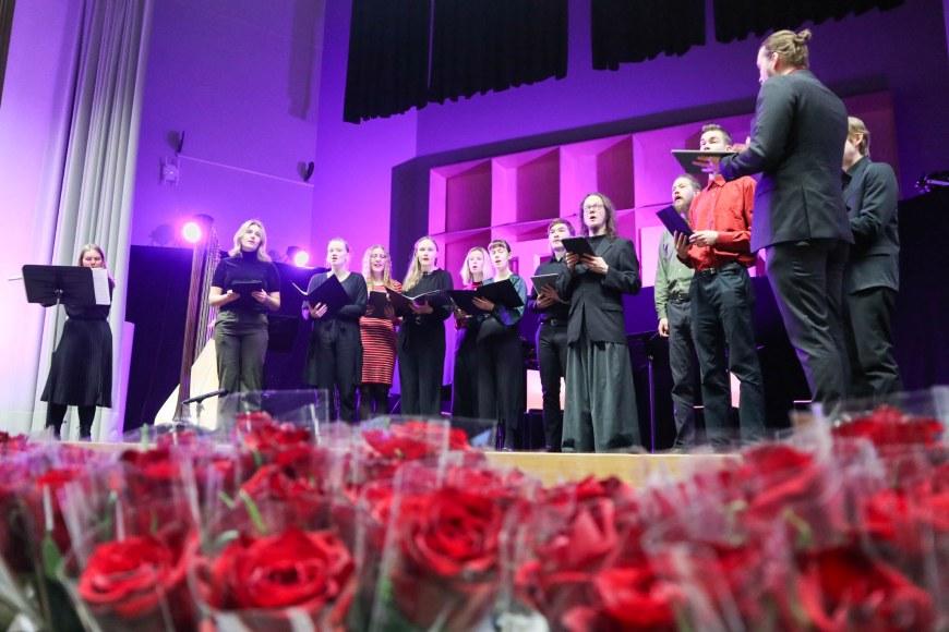 TAMK Choral Company esiintyy lavalla Riku Miettisen johdolla.