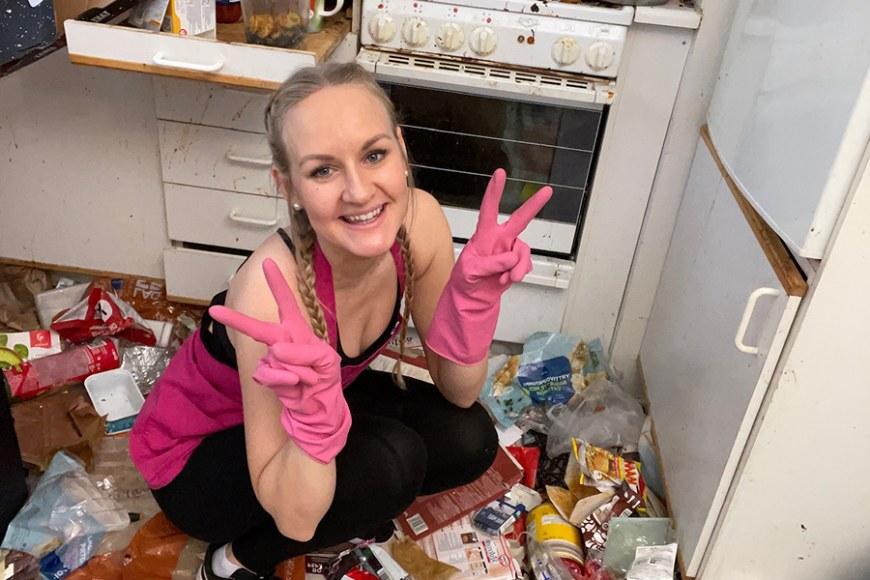 Somevaikuttaja Auri Kananen siivoaa sotkuista ja likaista keittiötä.