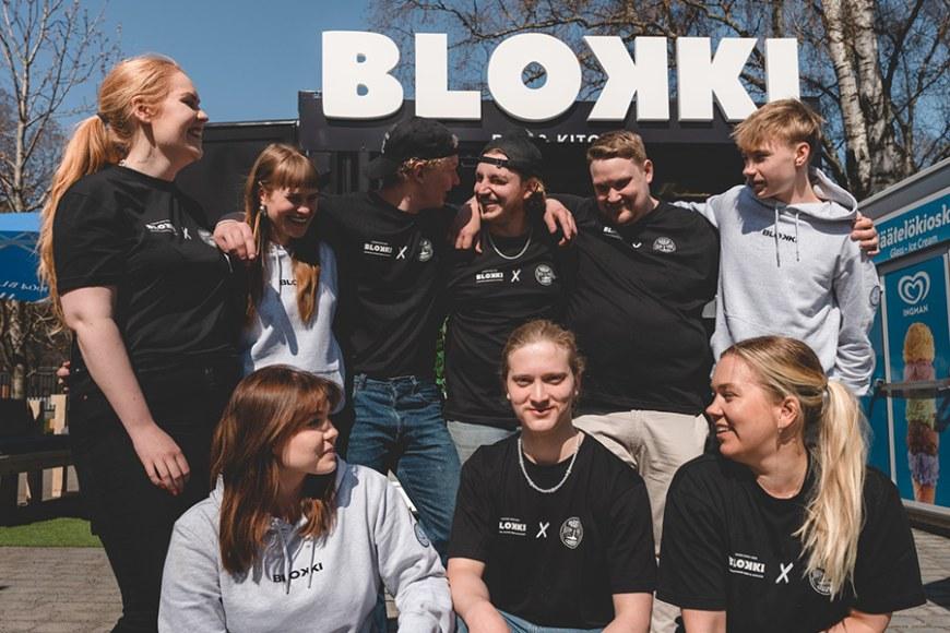 Yhdeksän Blokki-ravintolan työntekijää ryhmäkuvassa.