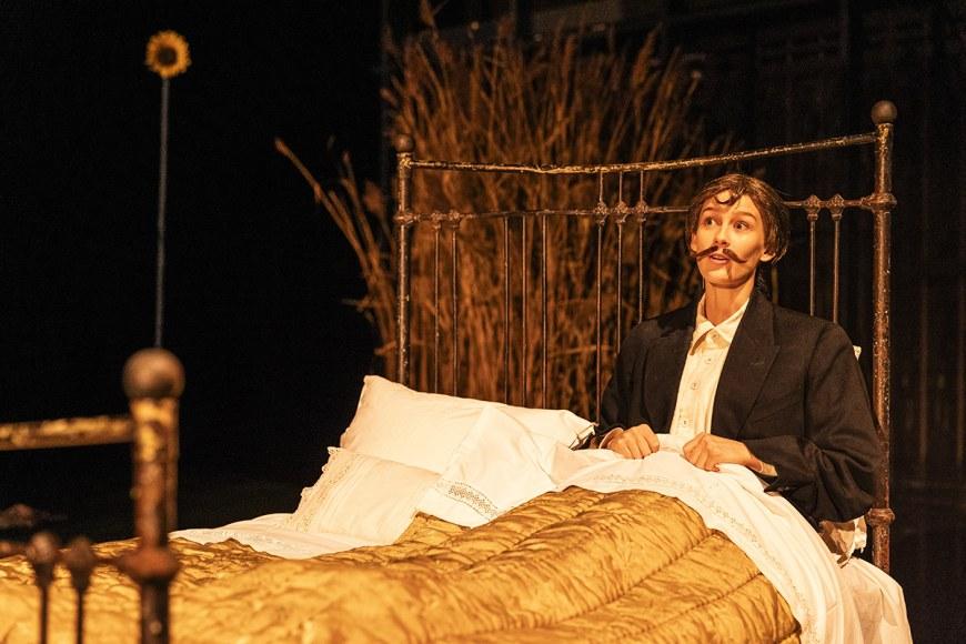 Kuvassa näyttelijä sängyssä Nätyn Kadonnutta aikaa etsimässä -esityksen harjoitukissa, kuvaaja Jonne Renvall. 
