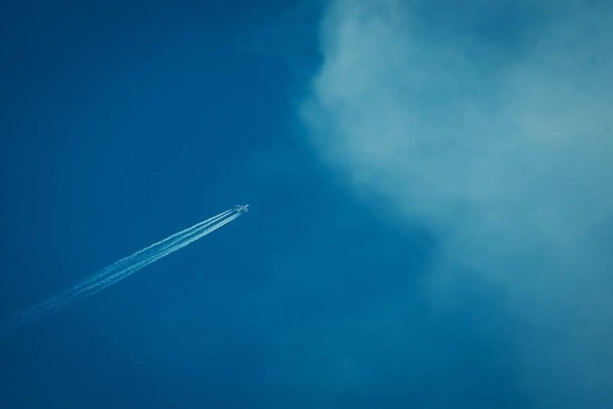 Lentokone ja polttoainevana taivaalla.