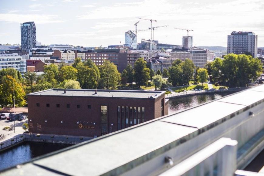 Tampereen horisontti ja Tammerkoski kuvattuna Finlaysonin kattoterassilta.