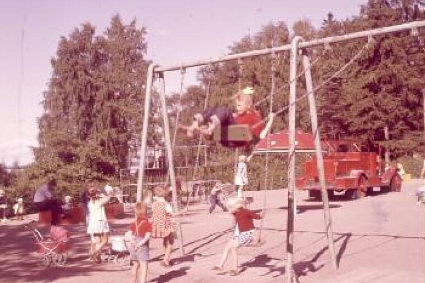 Siiri-kuvapalvelu. Lapsia leikkipuistossa. Kuvaaja: Sven Löfström, 1960-1969