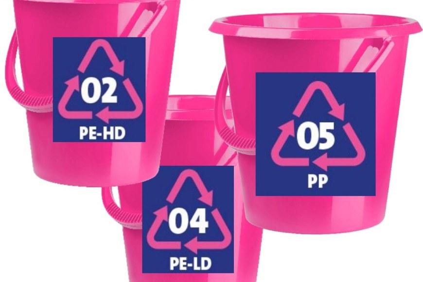 Kolme pinkkiä ämpäriä, joiden kyljissä PE- ja PP-merkinnät