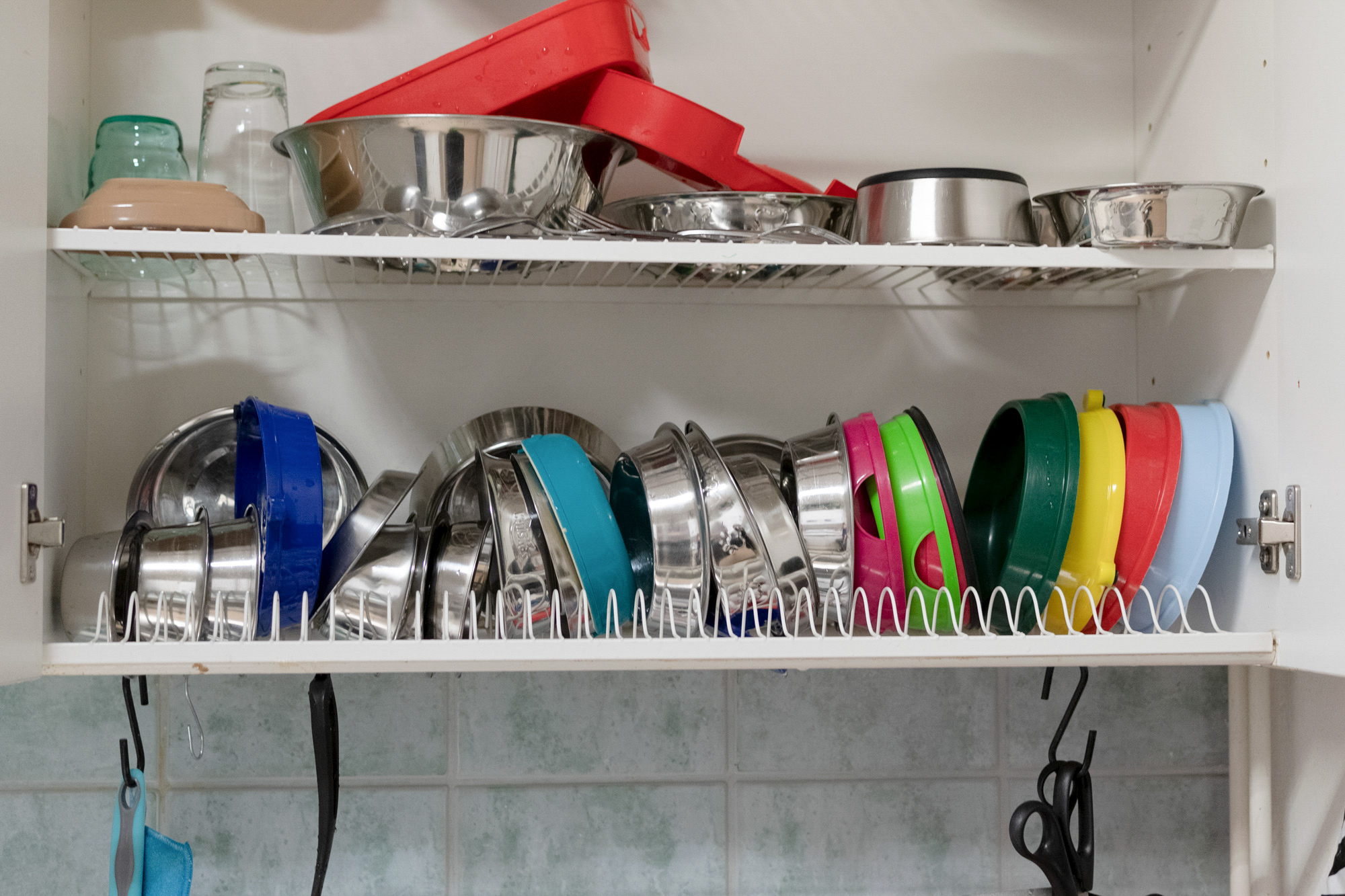 Tiskikaappi, jossa on astioita ja ruokakuppeja.