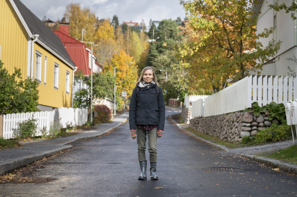 Anni Kytömäki seisoo keskellä katua Tahmelassa syksyllä