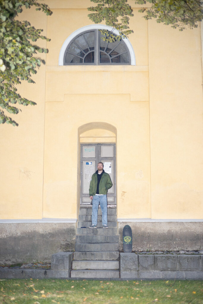 Peik Erhola seisoo Tampereen Vanhan kirkon tabulin portailla.