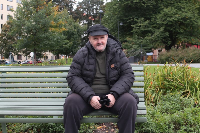 Jussi Timonen istuu Sorsapuiston penkillä.