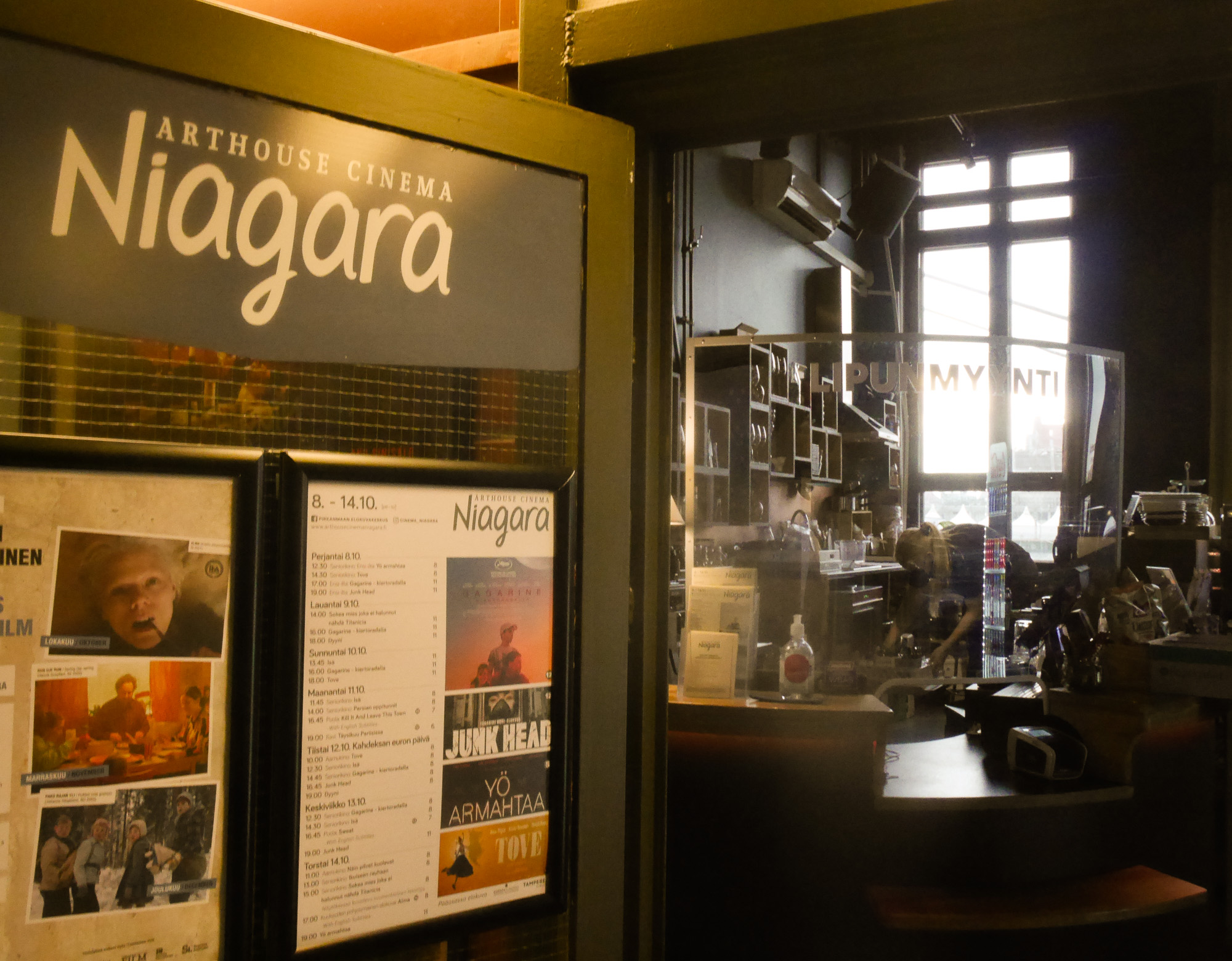Kuvassa on elokuvateatteri Niagaran ovi ja lipputiski.