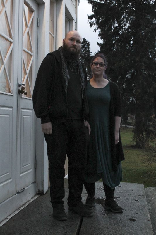 Kuvassa Juhana Pettersson ja Maria Pettersson seisovat majatalon ovien edessä.