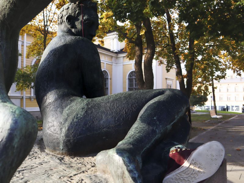 Kirjastonpuistossa Aleksis Kiven muistomerkkiin on lisätty patsaan jalkaan lenkkitossu.