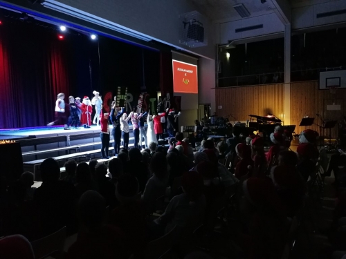 Oppilaiden esitys joulujuhlassa - musiikkiluollalaisten laulua ja näytelmää.