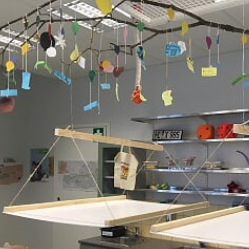 Kuvassa on erilaisia askartelutöitä