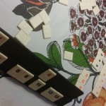 Rummikubin pelaaja uppoutuu numerosarjoihin