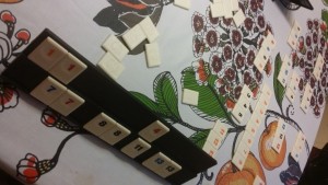 Read more about the article Rummikubin pelaaja uppoutuu numerosarjoihin