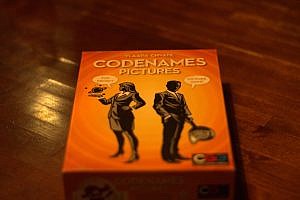 Read more about the article The one word to rule them all – Codenames: Pictures review 