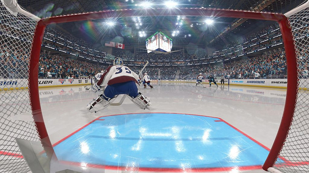 Valkopaitainen jääkiekkomaalivahti valmistautuu torjuntaan hallin valojen loistaessa.