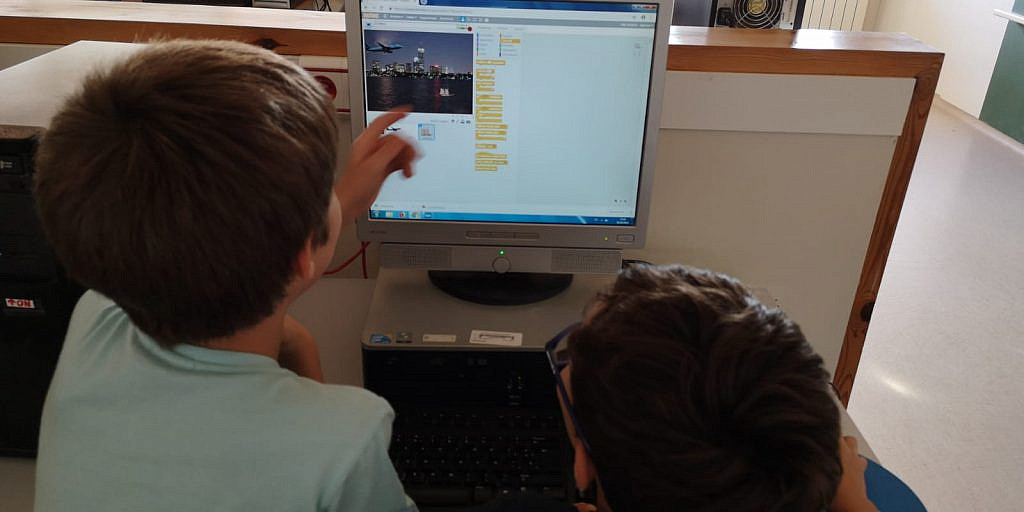 Two childs making a game on scratch